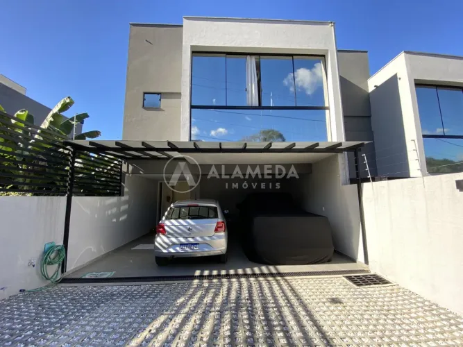 SOBRADO A VENDA BAIRRO ÁGUA VERDE.