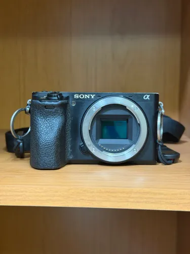 Câmera Sony a6500 mais acessórios. (Está sem o carregador)