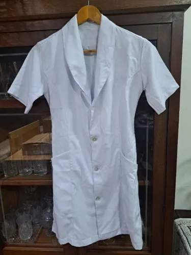 Jaleco branco clássico, tamanho "P". Perfeito para profissionais da saúde e estudante