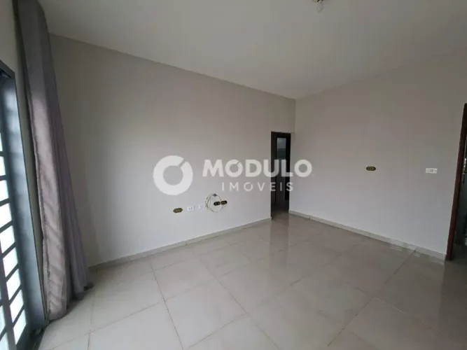 Casa estilo sobrado disponível para locação no bairro Planalto.