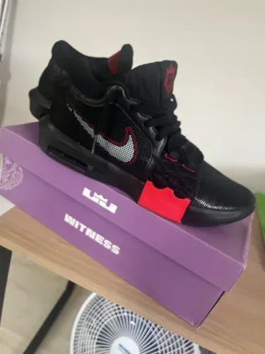 Tênis Nike Lebron