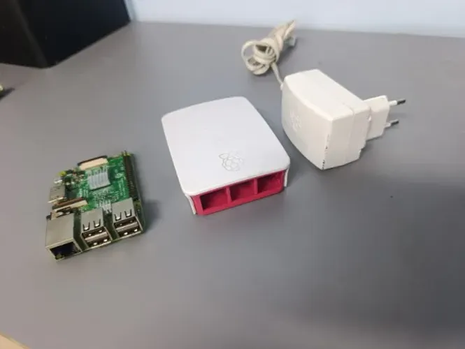Raspberry Pi 3 + cartão SD Classe 10 + Case + Fonte