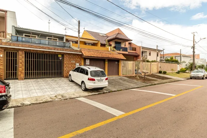Sobrado para Locação possui 220 metros quadrados com 3 quartos em Xaxim - Curitiba - PR