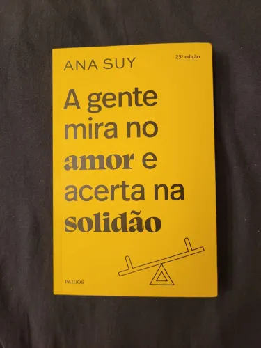 Livro "A gente mira no amor e acerta na solidão". Excelente estado