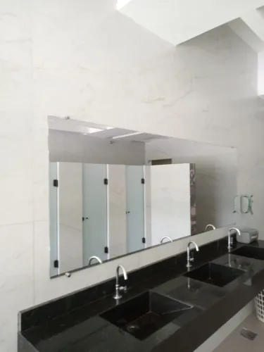 Instalação de vidros espelho e manutenção de box banheiro