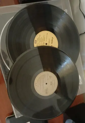 Lps legião urbana 1 e 2 ( sem capas, só os lps)