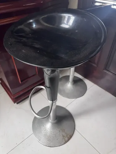 Banqueta preta usada