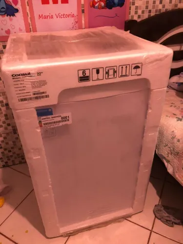 Máquina de lavar nova na caixa