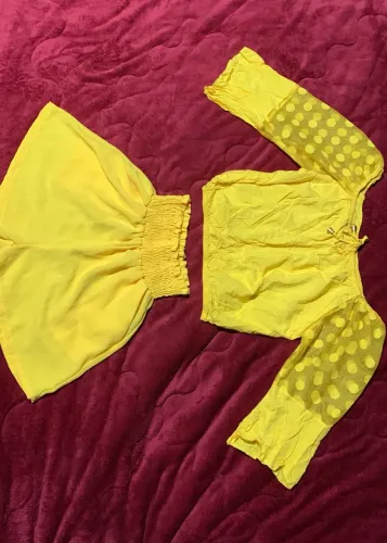 Conjunto amarelo (blusa com mangas transparentes + short)