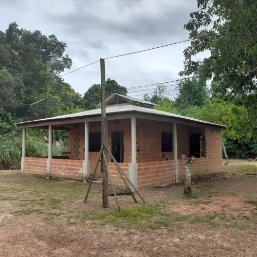 Vendo casa em construção, contendo 2 quartos, cozinha, banheiro,, pátio, e poço Amazonas. 