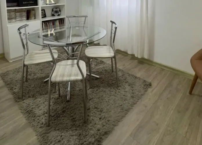 Mesa de Jantar redonda com tampo de vidro e 4 cadeiras
