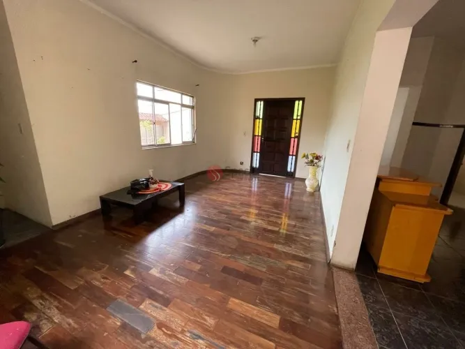 Casa assobradada ampla à venda ou locação na Vila Carrão.
