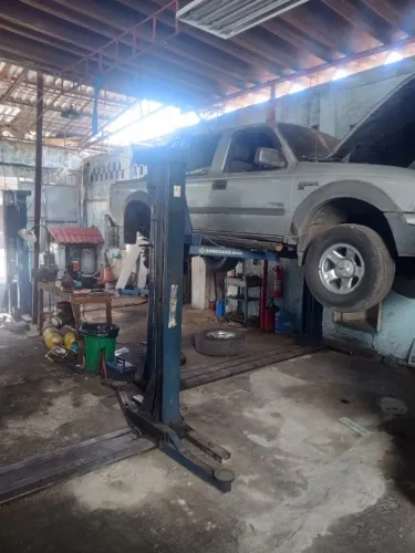 Passo oficina mecânica funcionando com 5 elevadores mecânicos , sendo 2 de 4,5 toneladas 
