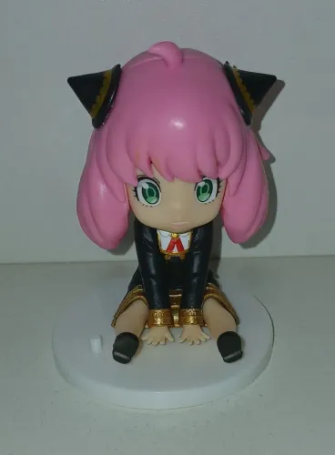 BONECA MINIATURA SPY FAMILY ANYA SENTADINHA