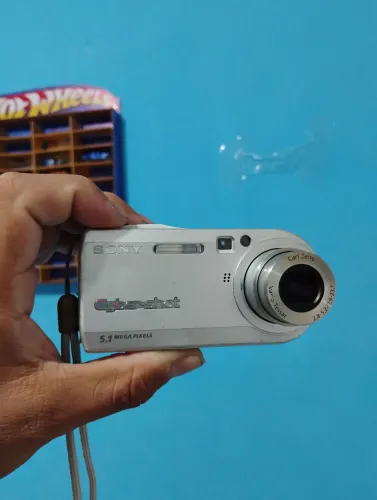 Camera digital cyber-shot 5.1 mp P100