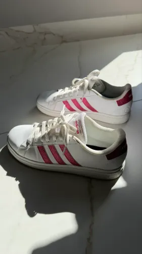 Tênis adidas lindissimo, com faixas em brilho