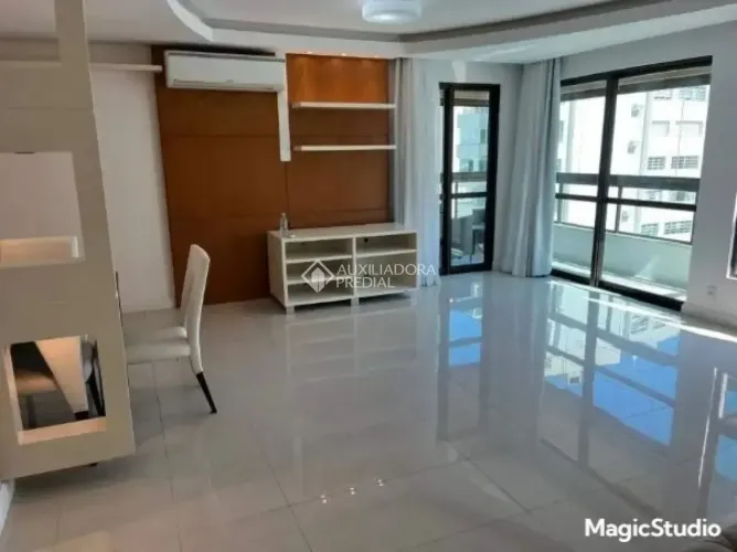 Apartamento 4 dormitórios 2 vagas livres próximo Beira Mar Norte- Florianópolis