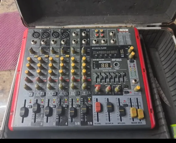 Vendo Mesa de som amplificada Novik neo 8 canais 