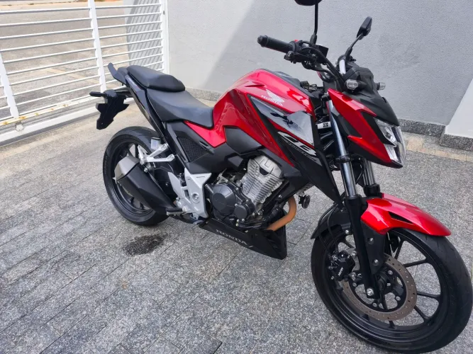 Linda Honda CB 300 Twister