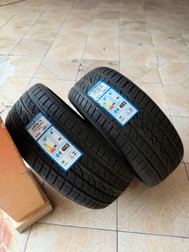 Par de pneus aro 20 225/35 - Novos!