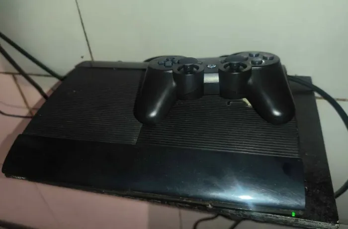 PS3 Super Slim 500GB + 2 Controles + 10 Jogos Digitais - Troco por Baixo ou Guitarra