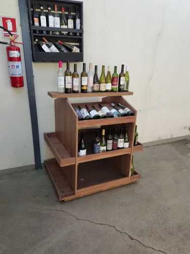 Expositor de vinhos e produtos