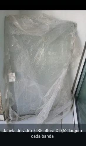 Janela  de vidro 0,85 Altura X 0,52 Largura  cada  banda  sem o trilhos de alumínio 