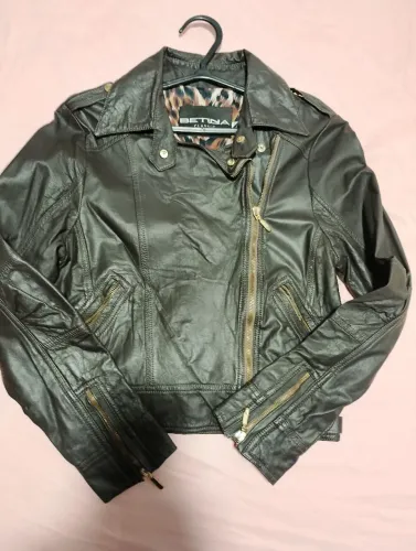 Vendo jaqueta de couro original,tamanho p.