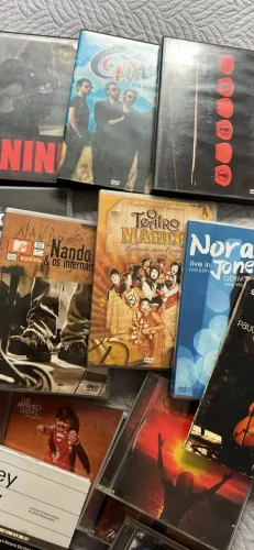 Lote DVDs e CDs para colecionadores, alguns são puplos