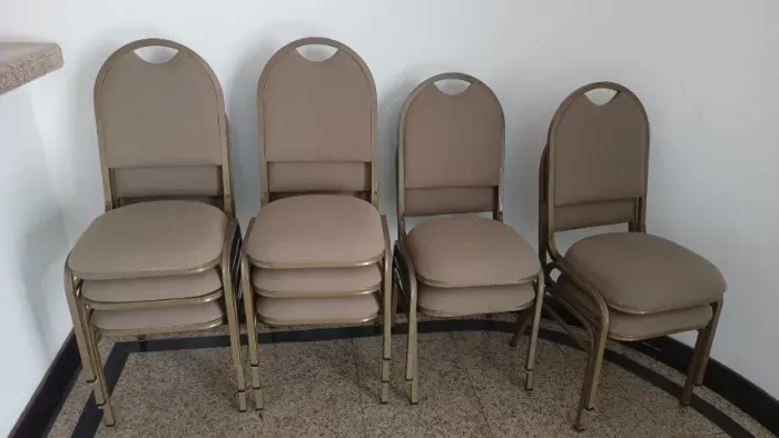 Cadeiras Estofadas para Igreja ou Auditório (Ex-Hotel) - Estrutura de Metal (Lote)