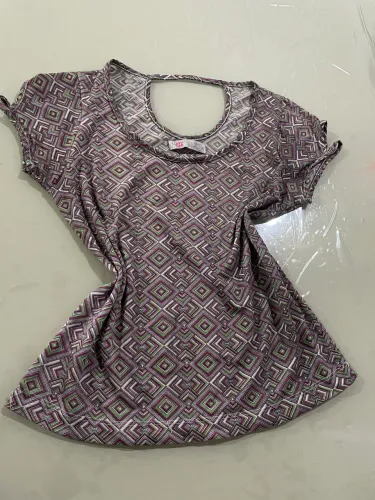 Desapego:blusa com manga , detalhes nas costas e nas manhas TAM :M