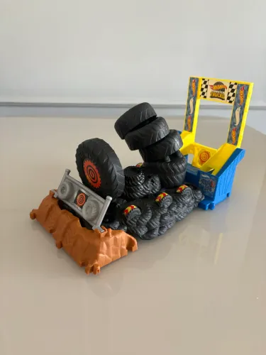Pista hotwheels monster truck