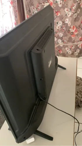 Vendo uma TV AOC ROKU, nova o único problema é o visor q queimou TV nova