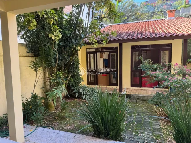 Casa com 5 Dormitórios a Uma Quadra da Praia no Novo Campeche em Terreno de 450 m²