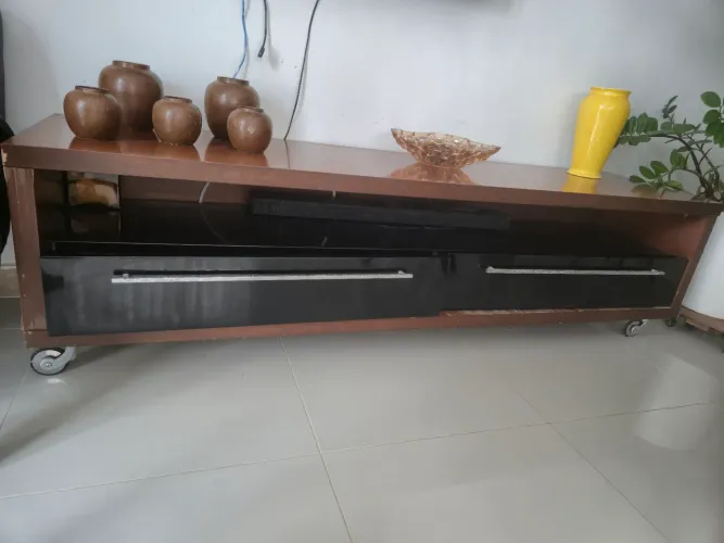 Rack grande para TV - madeira + preto, com rodinhas | R$ 450