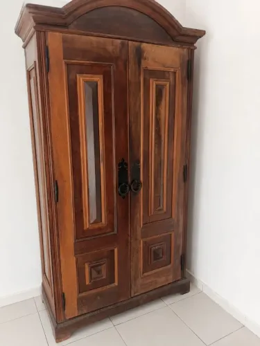 Vende - se guarda roupa madeira maciça Imbuia.