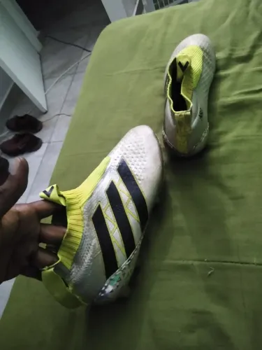 Chuteira Adidas profissional 
