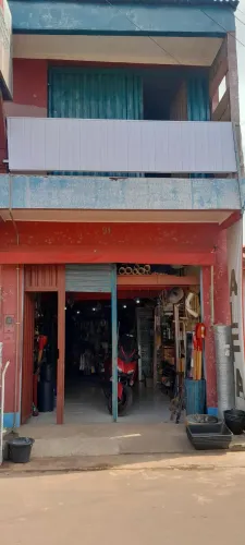 Casa e salão comercial. 