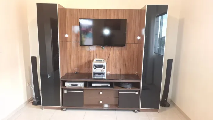 Painel Rack Elegante com Torres Laterais - Ótimo Estado