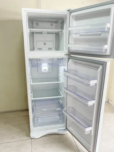 GELADEIRA ELECTROLUX FROSTFREE 220v - SEMI NOVA