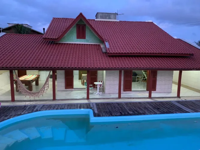 Alugo Casa Mobiliada com Piscina/Quadra sintética na Pinheira
