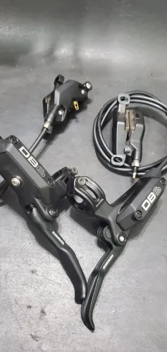 Freio Sram DB6 4 pistões e upgrade parafusos de titânio