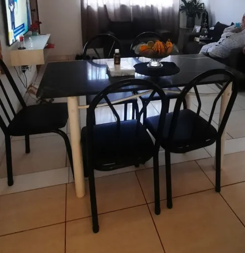Mesa mármore 6 cadeiras.