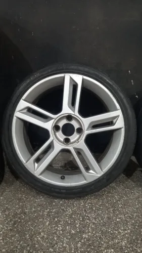 Roda aro 17 com pneus 205-40 porém uma com a paleta trincada