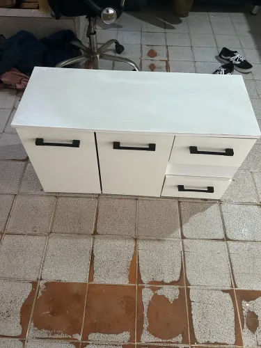 Armário branco pequeno