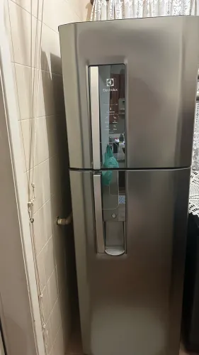 Geladeira Electrolux 400L - Dispenser de água na porta