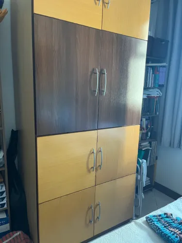 Armário com 8 portas e prateleiras