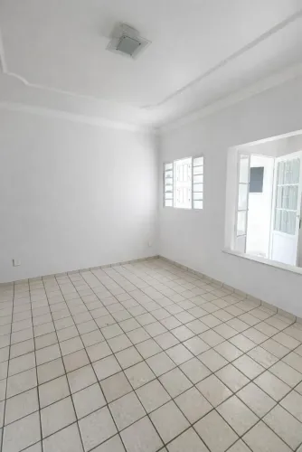 VENDE-SE CASA NO FAROL (ÓTIMO PONTO COMERCIAL)