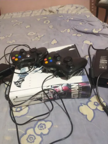 Xbox 360 com 2 controles, desbloqueado,vem com RGH 3.0