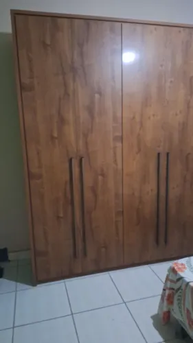 Excelente guarda-roupa